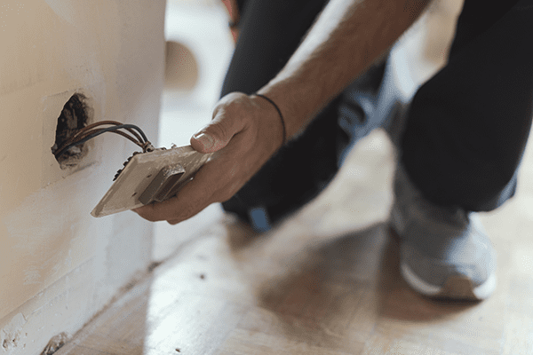 Maple Ridge electrician fixes electrical outlet for homeowner in Maple Ridge, B.C.